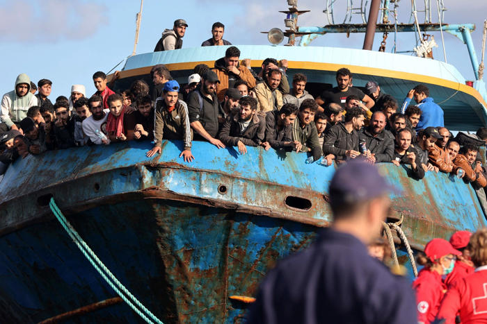 bbc: gresk kystvakt dyttet flyktninger ut i havet