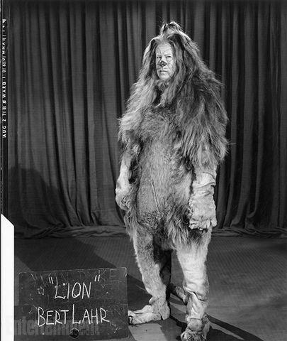 19 rare behind-the-scenes photos from “the wizard of oz”