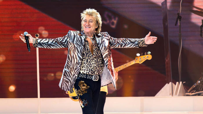 'putin must be stopped': rod stewart defends support for ukraine after being 'booed' by german crowd