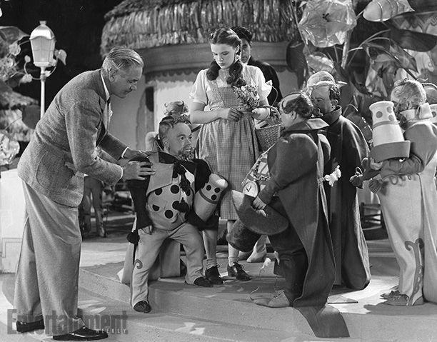 19 rare behind-the-scenes photos from “the wizard of oz”