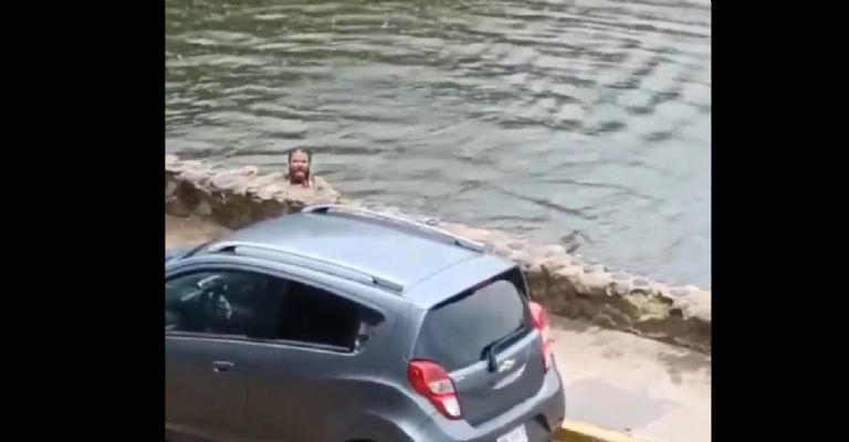 aterrador: hombre en estado de ebriedad cae a lagua y es rodeado por cocodrilos