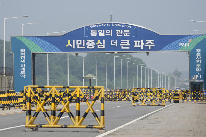 north korea building anti-tank barriers on border, south fears