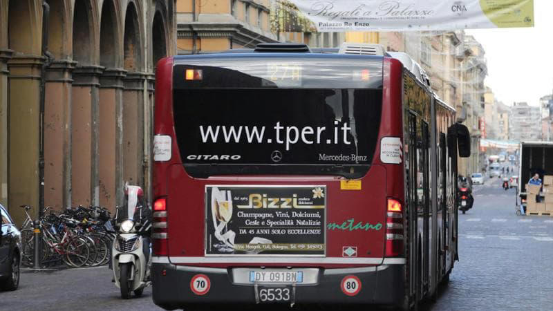 bologna, trova un borsello sul bus con 60mila euro e lo consegna ai vigili urbani