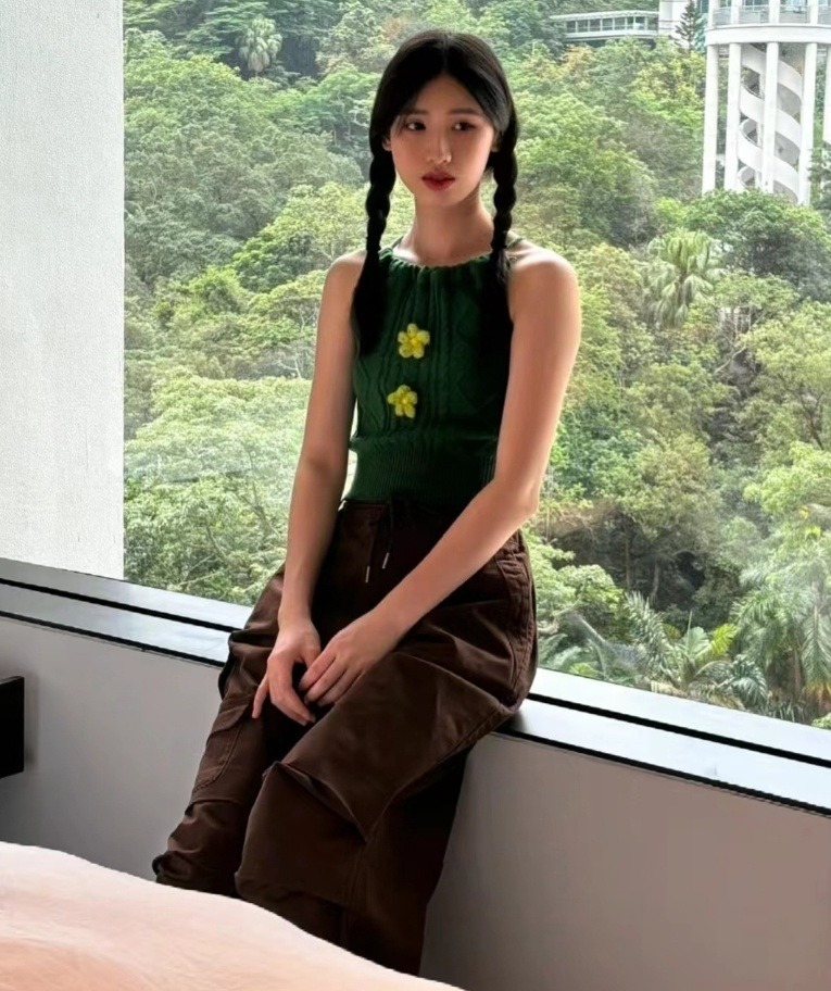 冯小刚女儿晒香港街拍，双麻花辫配毛衣露背吊带，清新可人超养眼