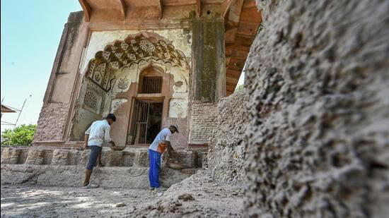 conservation work on to return sheesh mahal to former glory