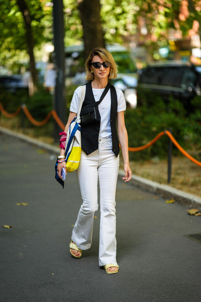 blusas blancas y jeans acampanados para vestir a los 40+ en verano 2024