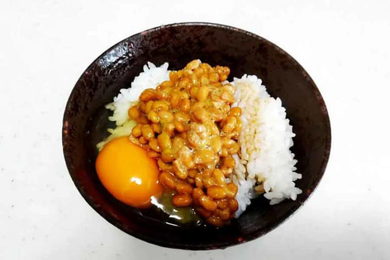 納豆ご飯に生卵（写真はイメージ）【写真：写真AC】