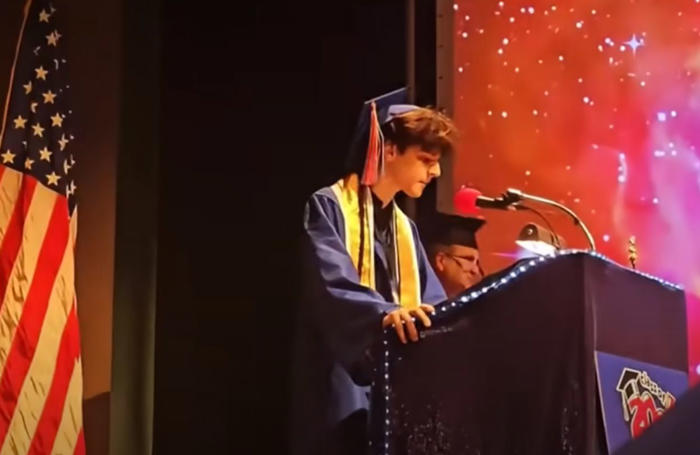 estudiante da discurso de graduación tras la pérdida de su padre un día antes