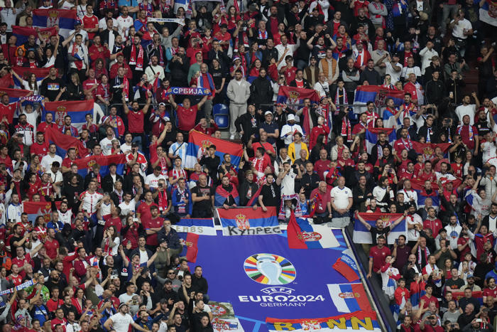uefa vil straffe serbia etter at fans viste provoserende banner om kosovo