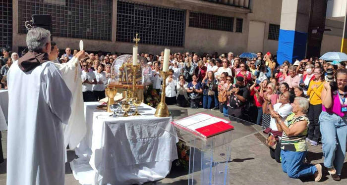 bh recebe relíquias de santa teresinha na praça sete