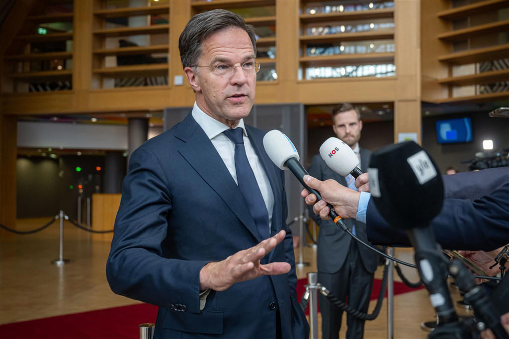 rutte bijna zeker van navo-baan na gesprek met orbán