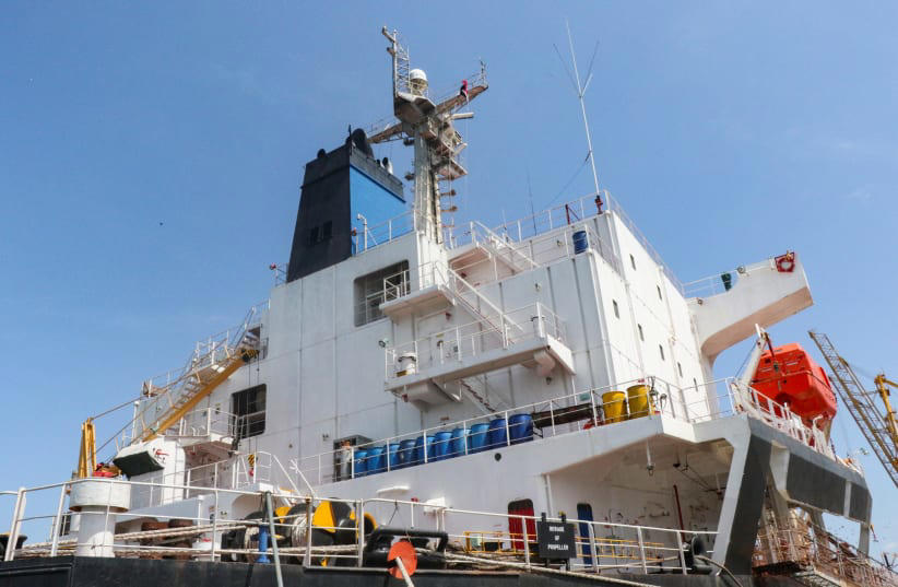 ee.uu. rescata a la tripulación de un barco griego atacado por los houthis en el mar rojo