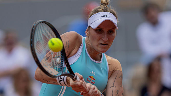 vondrousova begins grass-court campaign with win