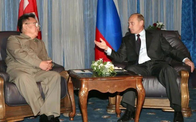 Em 2002, Putin se reuniu com o então líder da Coreia do Norte, Kim Jong-il, em Vladivostok