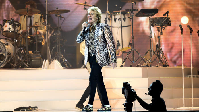 sir rod stewart booed by fans after displaying support for ukraine