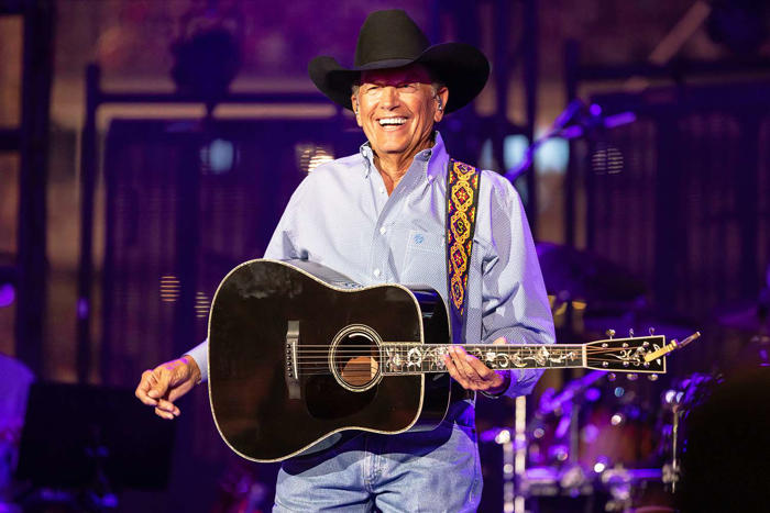 george strait breaks record for largest ticketed concert in u.s. history with over 110,000 people in attendance