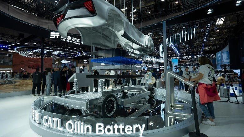 who's dominating the ev battery market and why it's important
