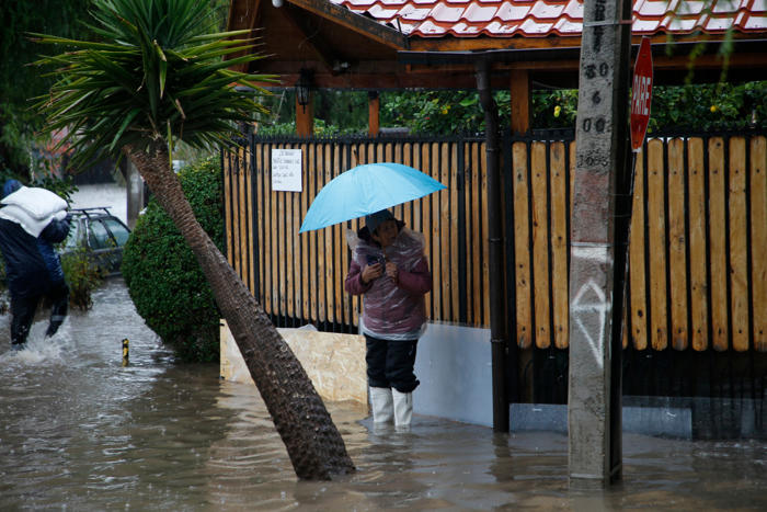 intensa lluvia cae sobre santiago: meteorólogo advierte que “ya estamos en el rango peligroso”