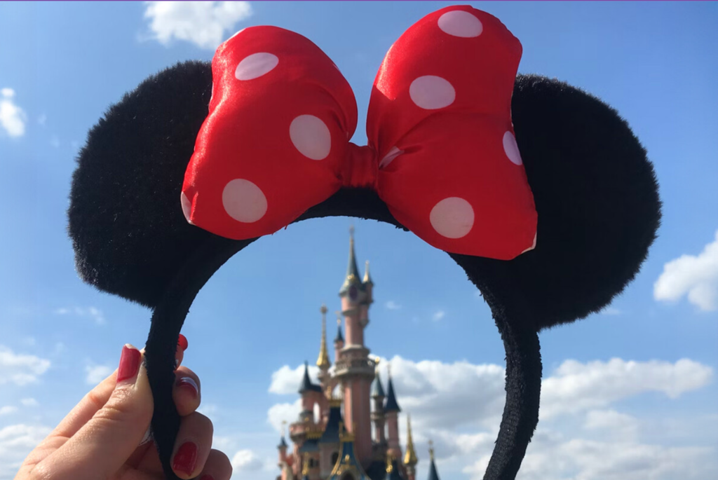 disney confirma que los objetos perdidos encontrados en su parque de diversiones terminan vendidos en tiendas