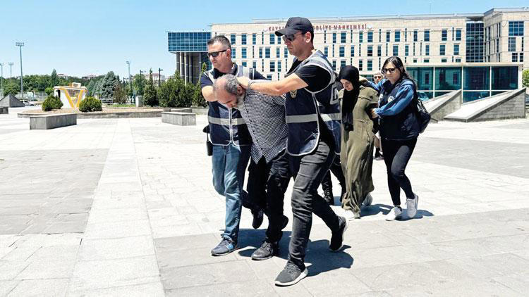 atatürk anıtına saldıranlar tutuklandı