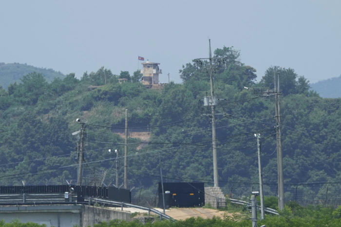 south korean soldiers fire warning shots after north korean troops intrude for a 2nd time this month