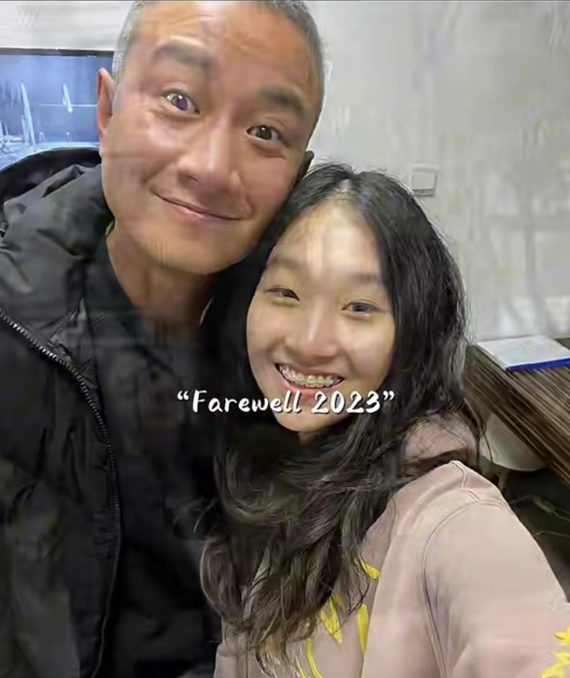 马伊琍女儿父亲节晒与文章合照！当年“且行且珍惜”，如今40多满头白发