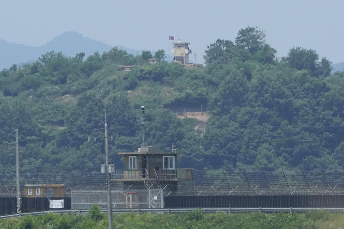 south korean soldiers fire warning shots after north korean troops cross border, apparently in error