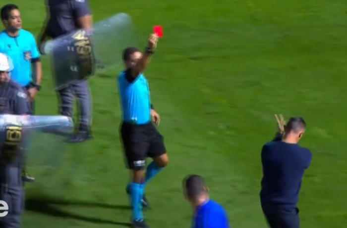 ¡inédito! pedro caixinha explota en el futbol brasileño y le pide al árbitro que lo expulse