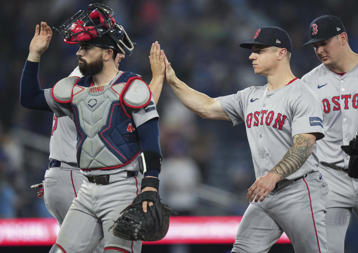 o'neill hits 2 of boston's 4 home runs as red sox beat blue jays 7-3 for 6th victory in 8 games