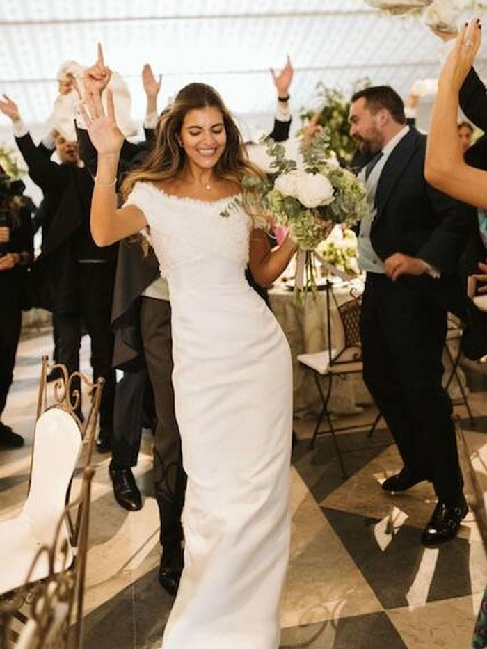 un vestido de novia de navascués y unas sandalias muy originales: el look de paula para su boda en madrid