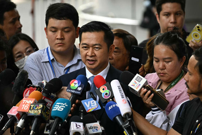ekspremierminister i thailand tiltalt for majestætsfornærmelse