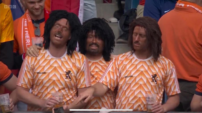 polémica en la eurocopa: aficionados neerlandeses se pintan la cara de negro para imitar a ruud gullit
