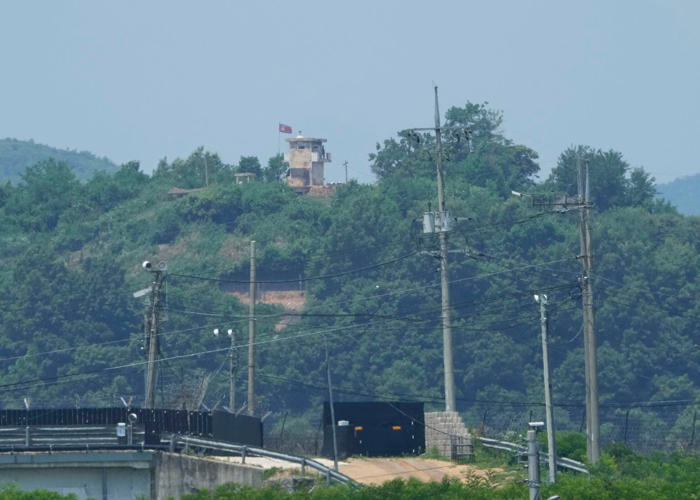 south korean troops fire warning shots as soldiers from north cross border