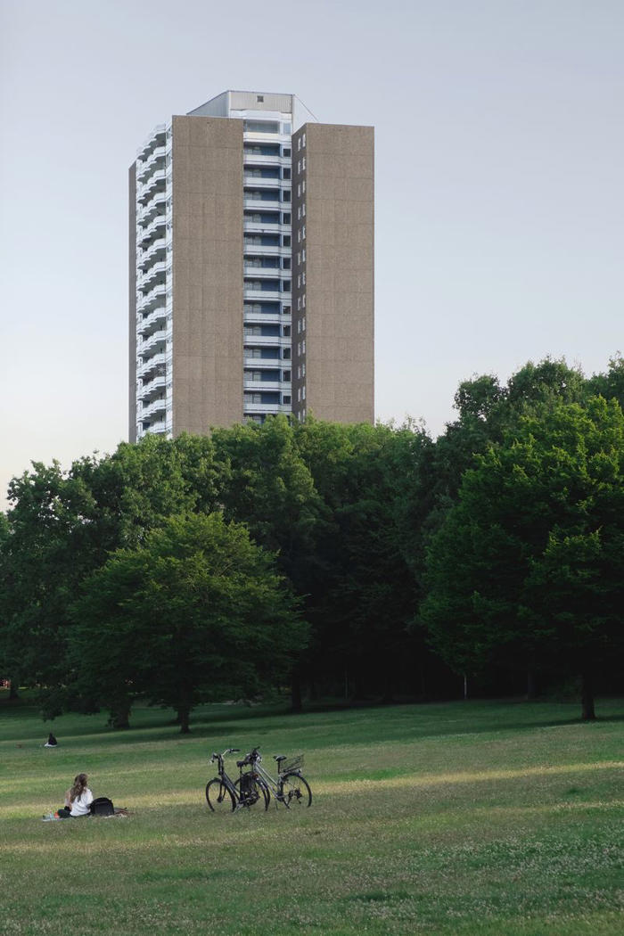 un appartamento di sessanta metri quadrati tutto in cemento in un grattacielo a colonia