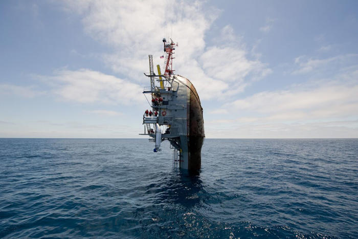 rv flip, le bateau capable de se mettre à la verticale pour étudier les profondeurs