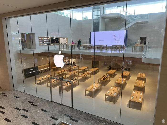 first look at malaysia’s first apple store at the exchange trx, four days to its official launch