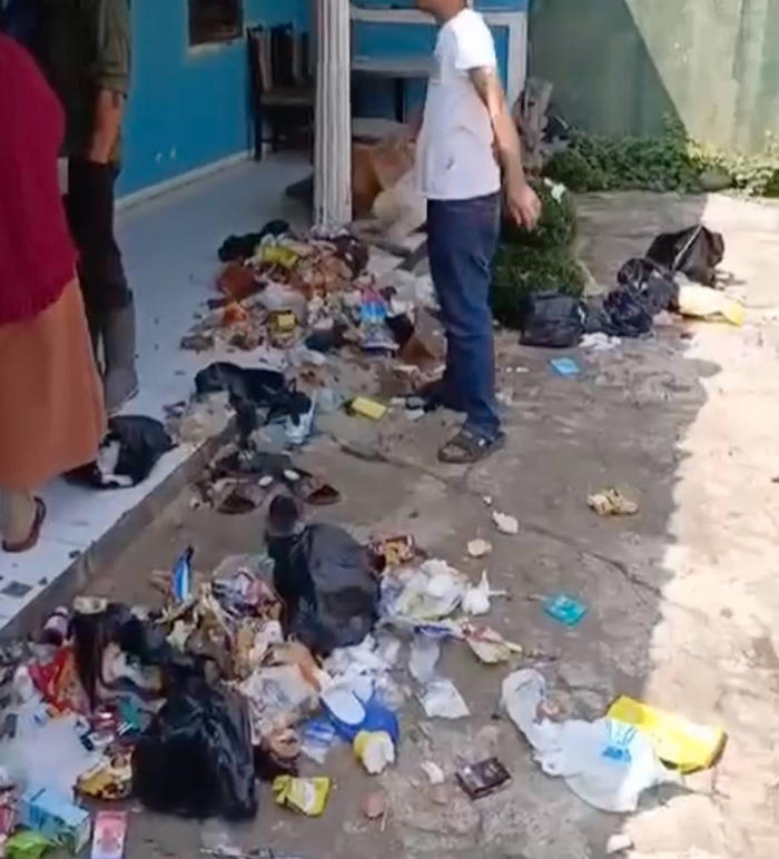 pembuang sampah sembarangan di sumedang dihukum warga: rumahnya 'disampahi'