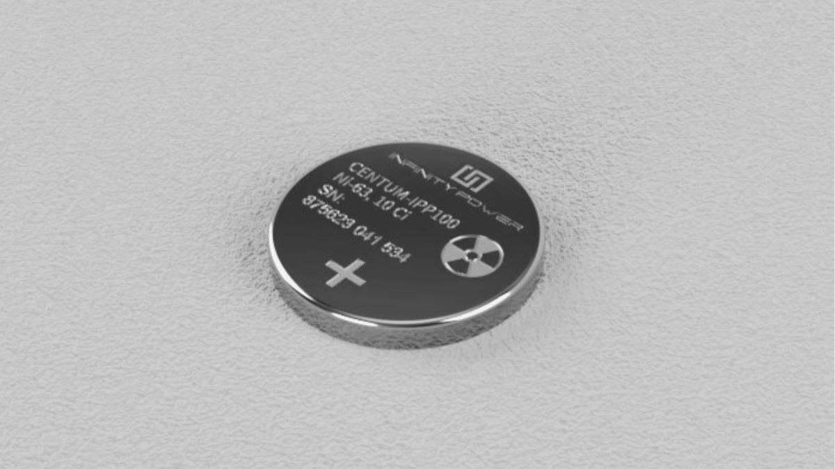 adiós a los cargadores: así es la batería atómica de 'botón' que puede durar hasta 100 años sin recarga