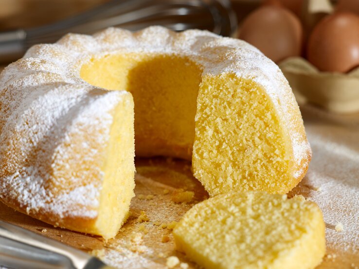 Saftig &amp; fluffig: Dieser Vanille-Joghurt-Schüttelkuchen geht schneller ...