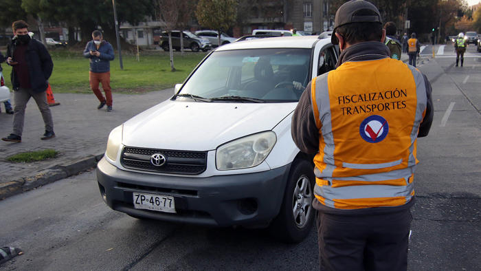 restricción vehicular en chile 2024: qué vehículos no pueden circular hoy martes 18 de junio en santiago