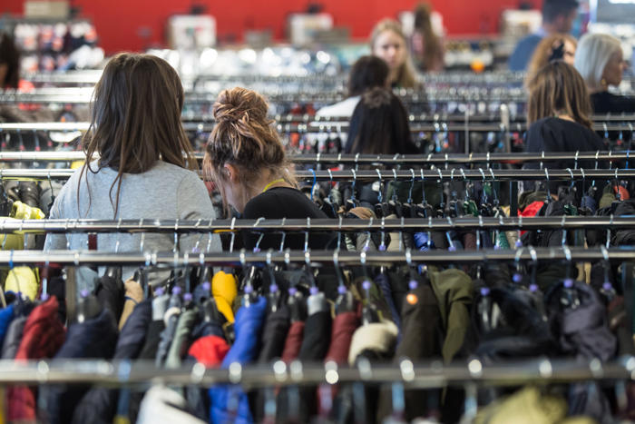 duża marka odzieżowa bankrutuje drugi raz w ciągu roku. ale sklepy pozostawia otwarte