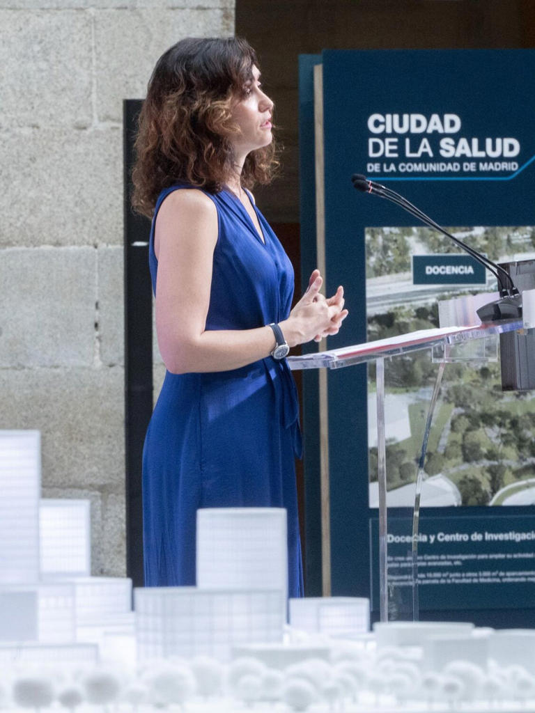 El nuevo vestido de Isabel Díaz Ayuso, al detalle: de un color con  copyright y marca española