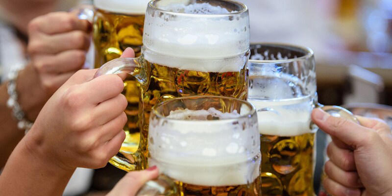 bei em 2024 - 4000 liter reichen nicht! dänische fans saufen deutschen biergarten leer