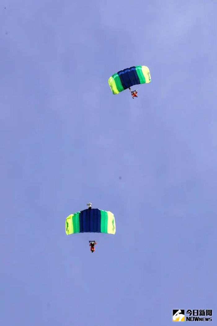 陸軍特戰潮州空降場實施武裝空降跳傘