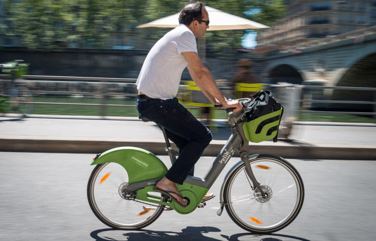 Un cycliste à Vélib' sur les quais de Seine, à Paris. (Illustration)