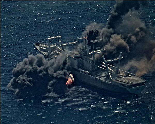 為「環太平洋」暖身？美「勇敢之盾」擊沉演習1.7萬噸船塢登陸艦當靶