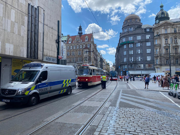 policie zavřela část václavského náměstí, stojí tramvaje i metro