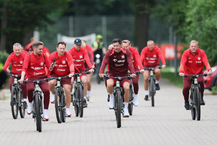 polscy piłkarze dotarli na trening rowerami, lewandowski ćwiczył z drużyną