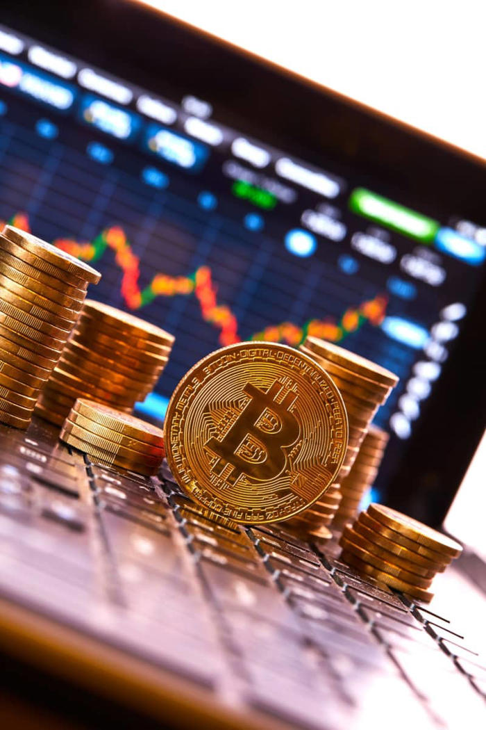 bitcoin verzeichnet einen wöchentlichen rückgang von 4,3 % aufgrund von miner-ausverkäufen und etf-abflüssen