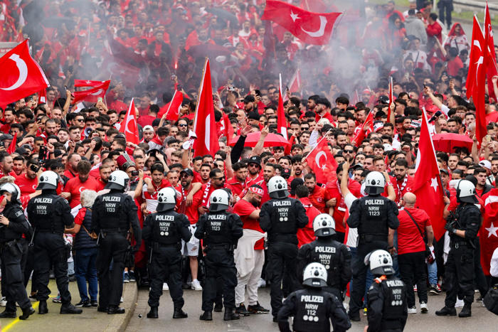 türkische und georgische fans prügeln sich im stadion